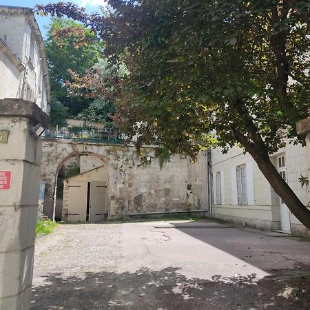 Appartement Avec Parking Prive Saumur Exterior photo